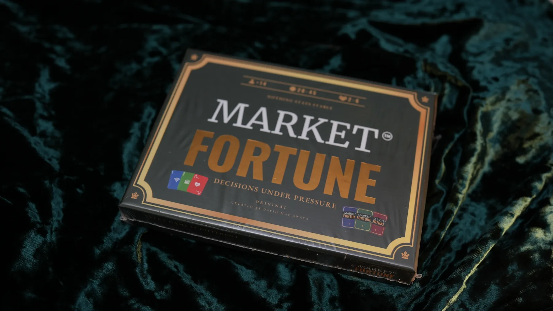 La caja de Market Fortune sobre terciopelo verde