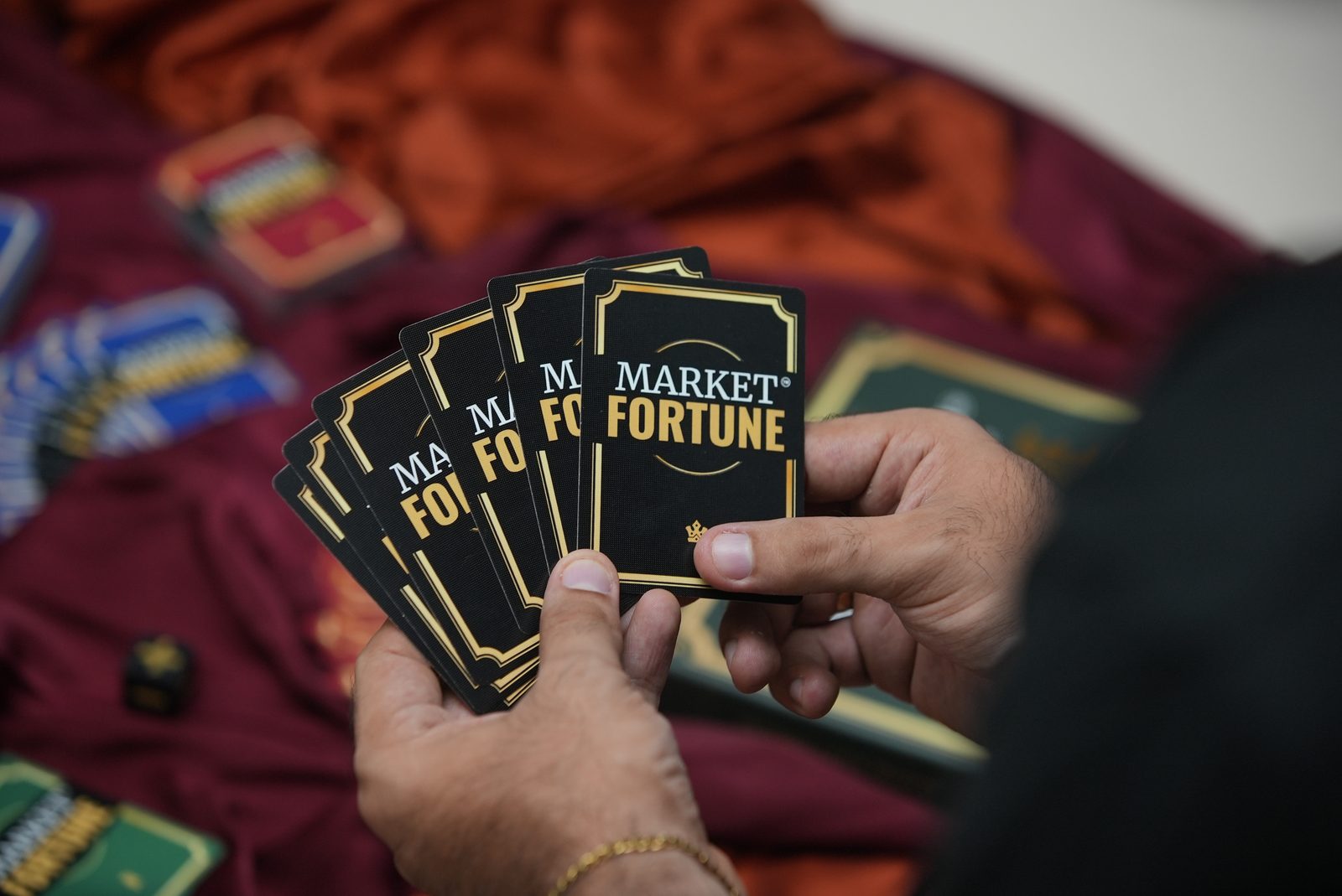 Cartas de Market Fortune en mano