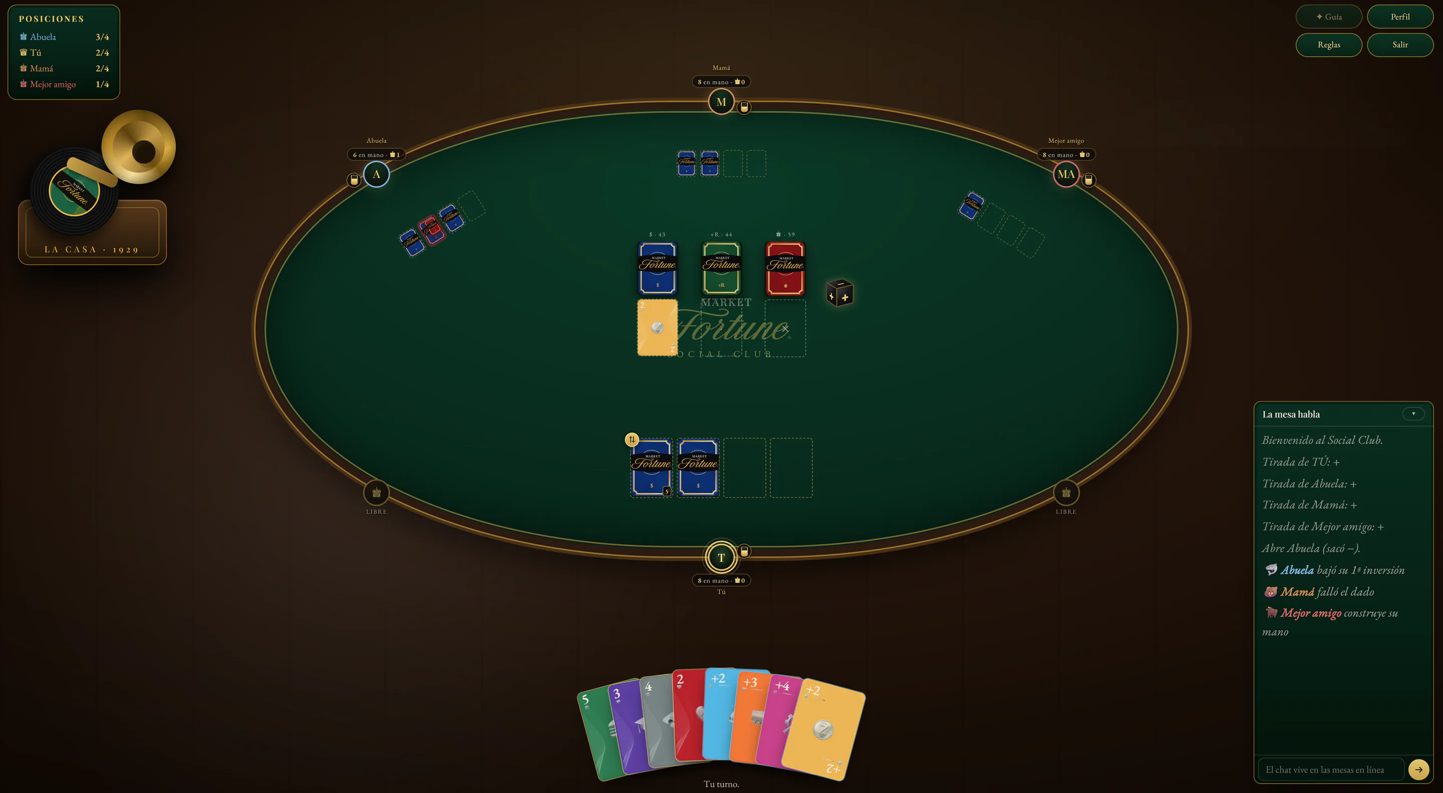 Mesa de Market Fortune en línea: fieltro verde con marco dorado, cuatro jugadores, los tres mazos, el dado y tu mano de cartas.