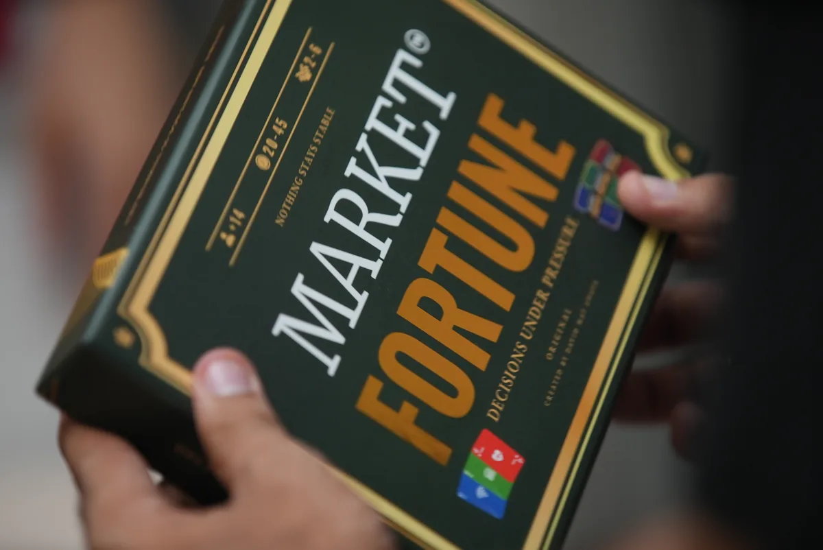 Edición Original de Market Fortune en las manos